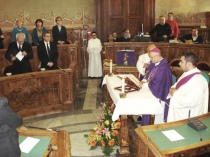 Mons. Russotto nell'aula consiliare della Provincia di Caltanissetta per il precetto pasquale